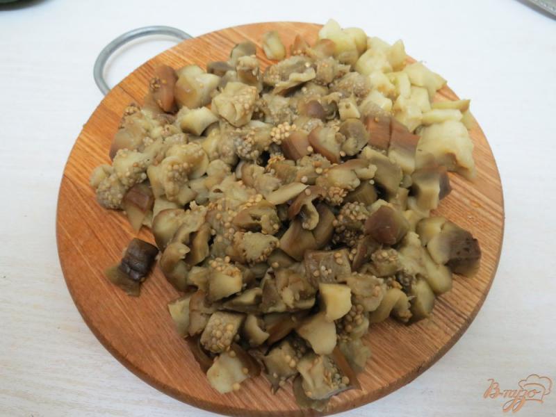 Фото приготовление рецепта: Баклажаны с маслятами в сметанном соусе шаг №4