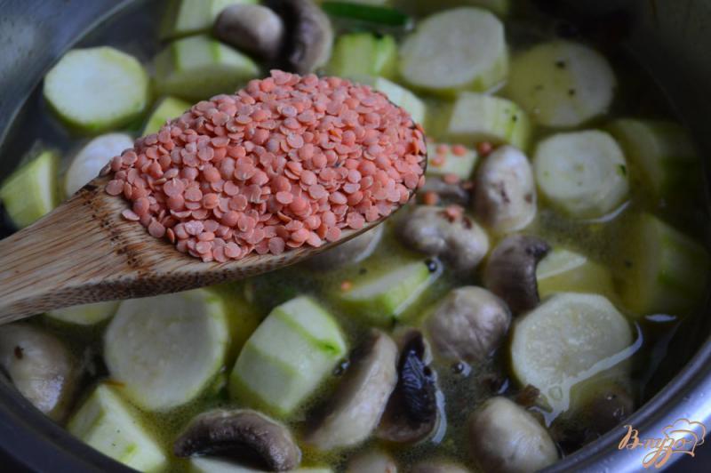 Фото приготовление рецепта: Овощной суп-пюре с красной чечевицей шаг №3
