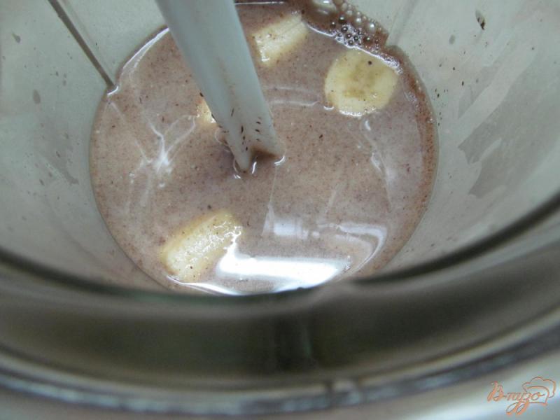 Фото приготовление рецепта: Теплый банановый коктейль с шоколадом шаг №3