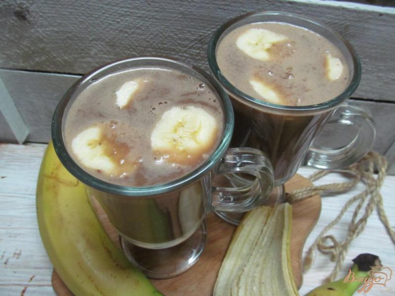 Фото приготовление рецепта: Теплый банановый коктейль с шоколадом шаг №4
