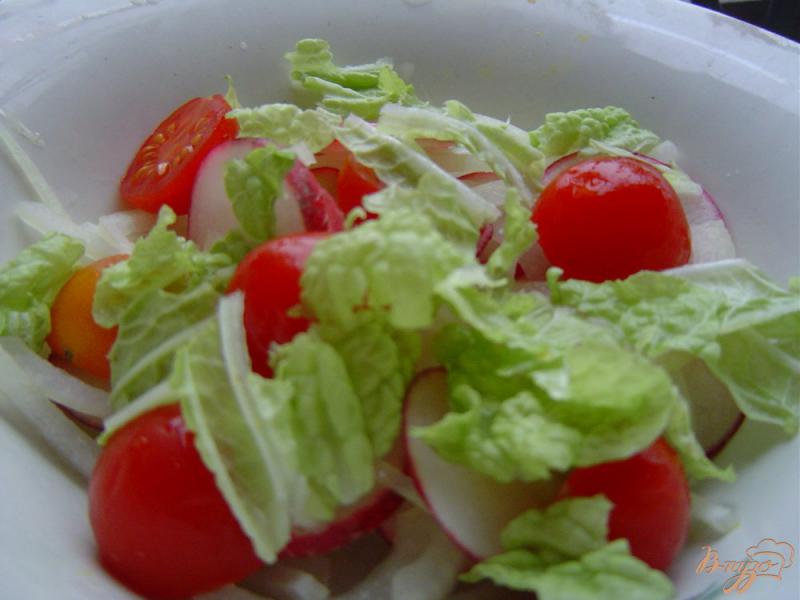 Фото приготовление рецепта: Салат из помидоров, пекинской капусты, редиса и Феты шаг №5