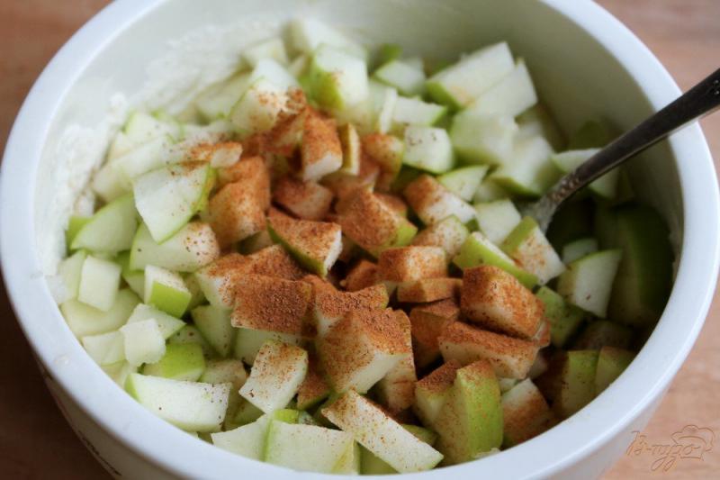 Фото приготовление рецепта: Яблочные оладьи со сливочным маслом в духовке шаг №4