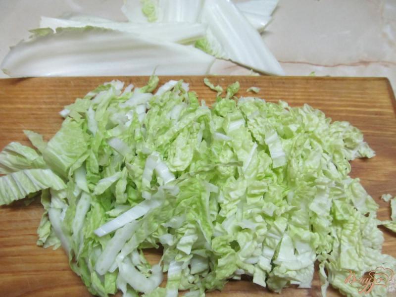 Фото приготовление рецепта: Салат из пекинской капусты с грибами и вялеными томатами шаг №3