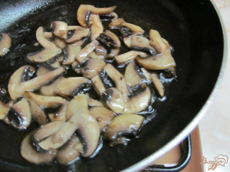 Фото приготовление рецепта: Салат из пекинской капусты с грибами и вялеными томатами шаг №2