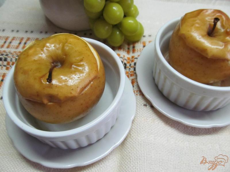 Фото приготовление рецепта: Печенные яблоки с шоколадом сметаной и кунжутом шаг №5
