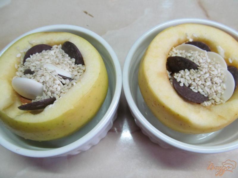 Фото приготовление рецепта: Печенные яблоки с шоколадом сметаной и кунжутом шаг №4