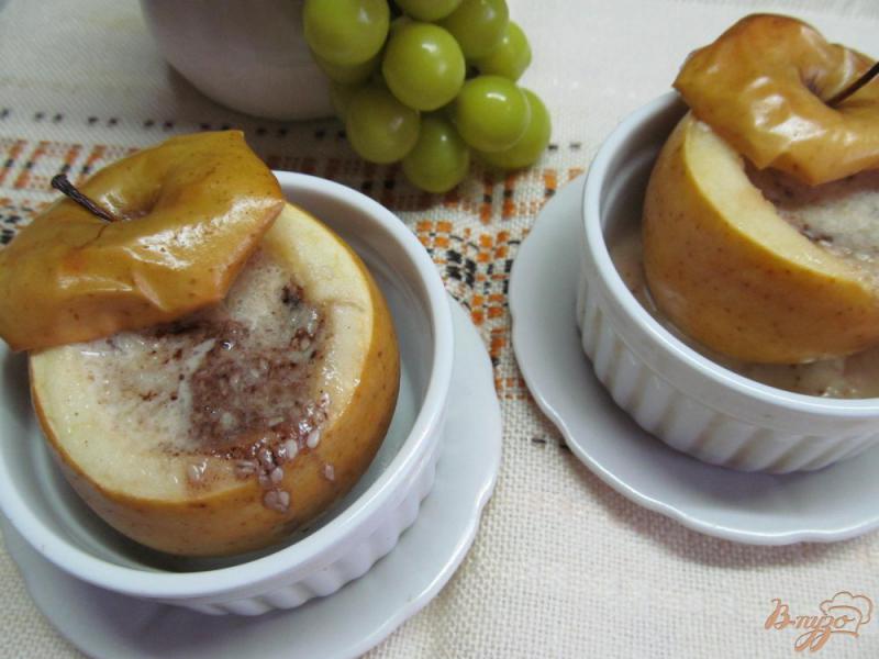 Фото приготовление рецепта: Печенные яблоки с шоколадом сметаной и кунжутом шаг №6