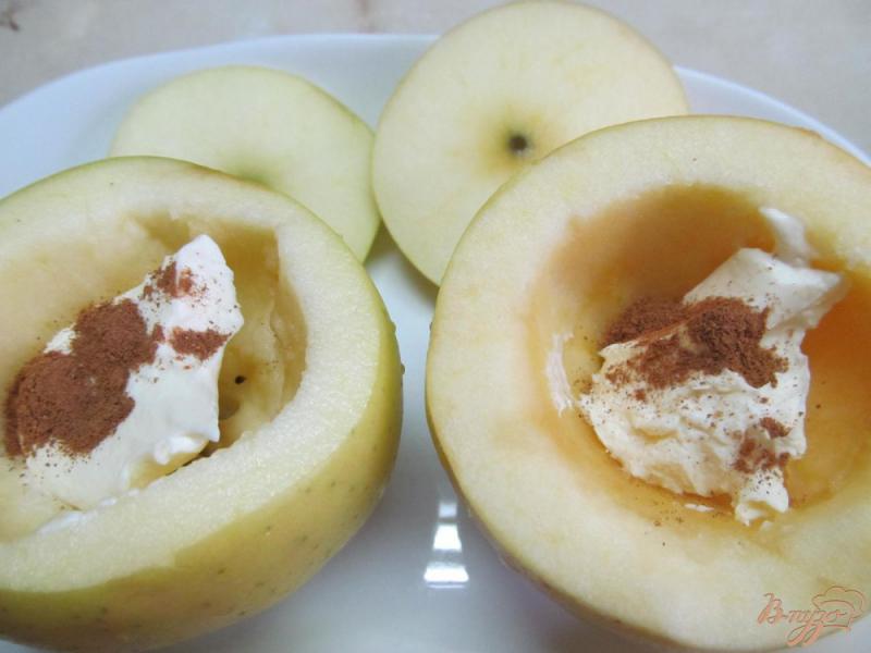 Фото приготовление рецепта: Печенные яблоки с шоколадом сметаной и кунжутом шаг №2