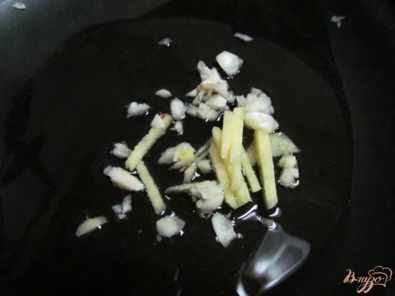 Фото приготовление рецепта: Голубцы в пекинской капусте с кукурузной крупой и грибами шаг №1