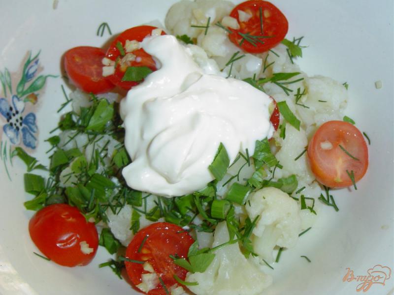 Фото приготовление рецепта: Салат из цветной капусты  с помидорами, чесноком и зеленью шаг №4