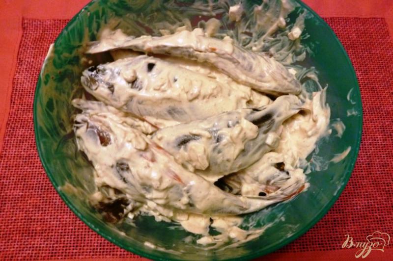 Фото приготовление рецепта: Окуни, запеченные  в сметанно-чесночом соусе шаг №3