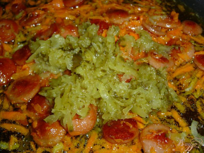 Фото приготовление рецепта: Солянка из белокачанной капусты и сосисок шаг №4