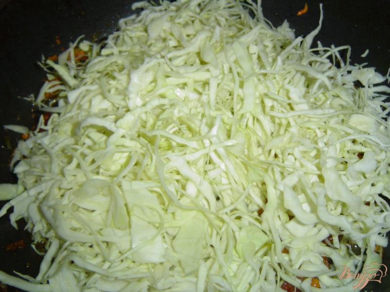 Фото приготовление рецепта: Солянка из белокачанной капусты и сосисок шаг №5