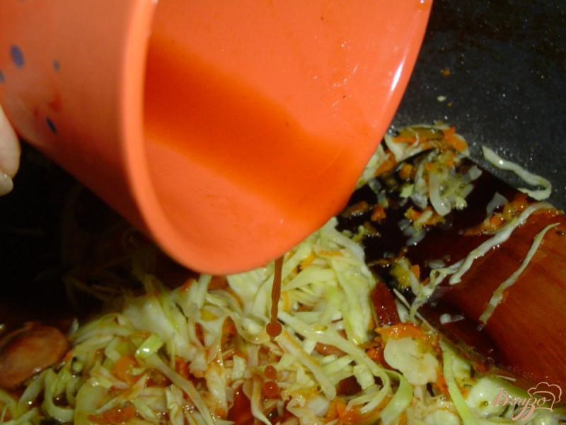 Фото приготовление рецепта: Солянка из белокачанной капусты и сосисок шаг №6