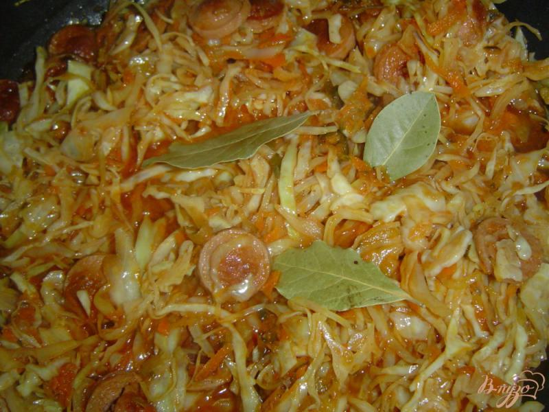 Фото приготовление рецепта: Солянка из белокачанной капусты и сосисок шаг №7