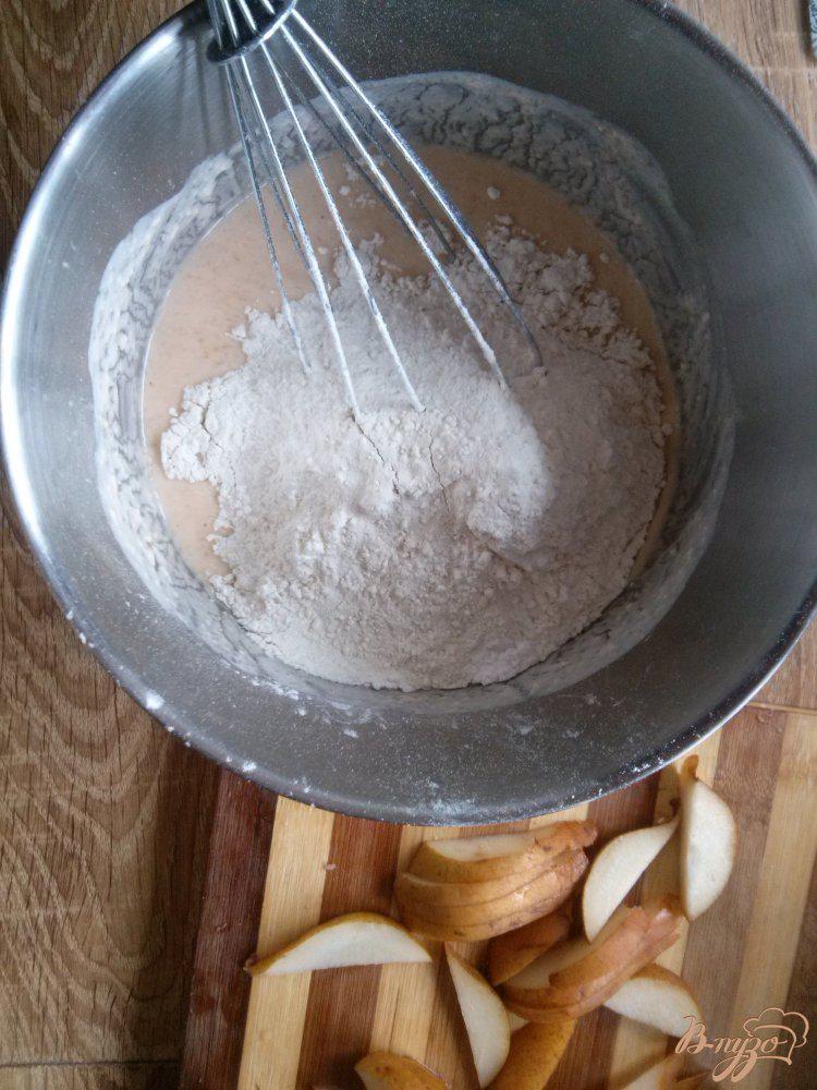 Фото приготовление рецепта: Пирог с грушей на ряженке шаг №3