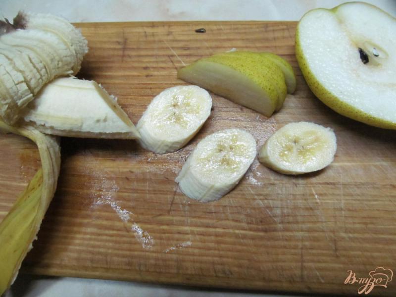 Фото приготовление рецепта: Пирожное из слоенного теста с грушей и бананом шаг №2