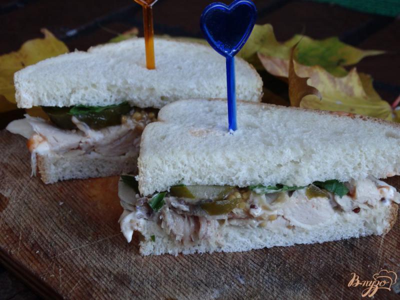 Фото приготовление рецепта: Клаб-сендвич с курицей и солеными огурцами шаг №7