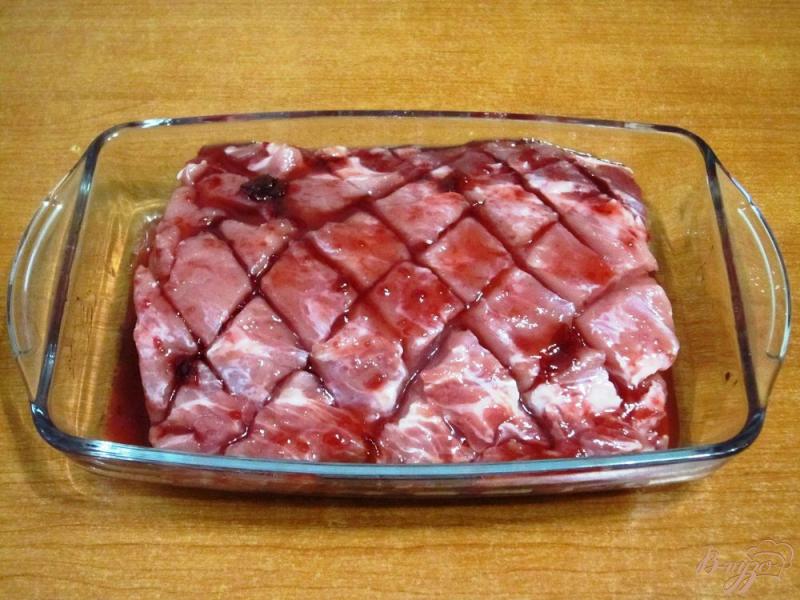 Фото приготовление рецепта: Свинина в духовке с джемом и медом шаг №4