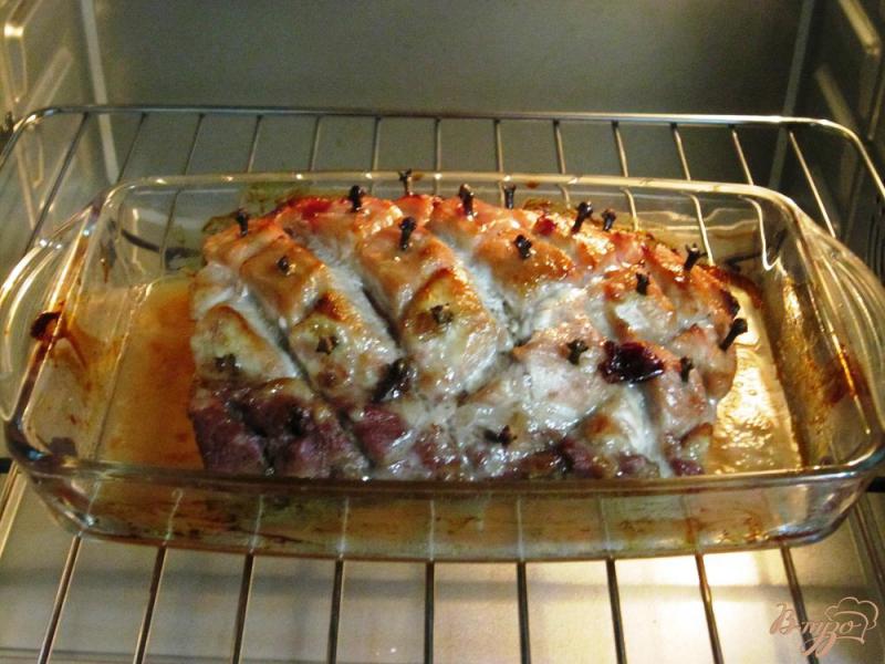 Фото приготовление рецепта: Свинина в духовке с джемом и медом шаг №6
