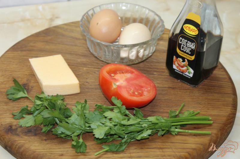 Фото приготовление рецепта: Омлет с соевым соусом и сыром шаг №1
