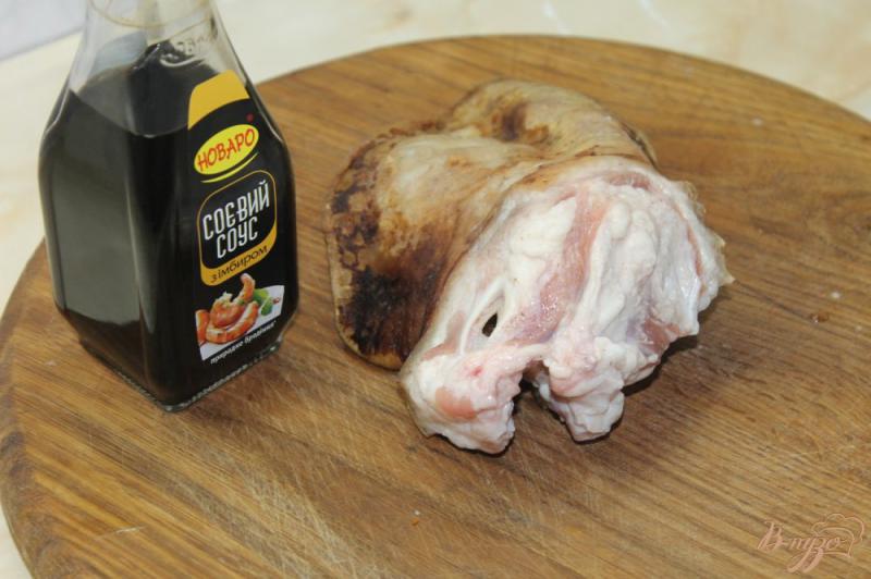 Фото приготовление рецепта: Свиные ушки жаренные в соевом соусе с кунжутом шаг №1