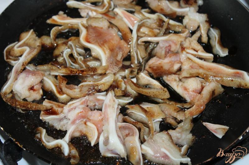 Фото приготовление рецепта: Свиные ушки жаренные в соевом соусе с кунжутом шаг №4