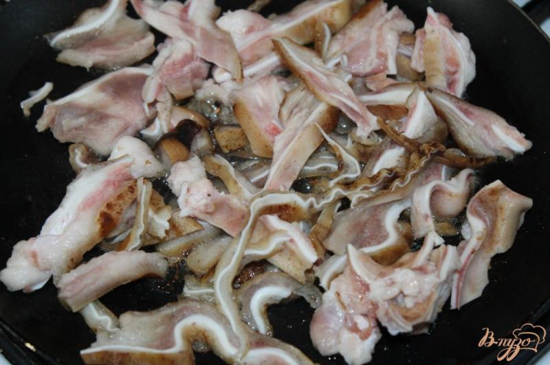 Фото приготовление рецепта: Свиные ушки жаренные в соевом соусе с кунжутом шаг №3