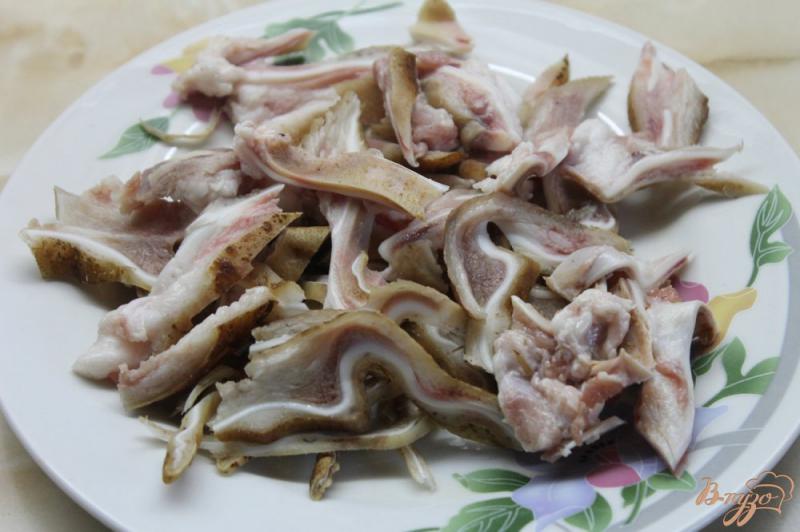 Фото приготовление рецепта: Свиные ушки жаренные в соевом соусе с кунжутом шаг №2