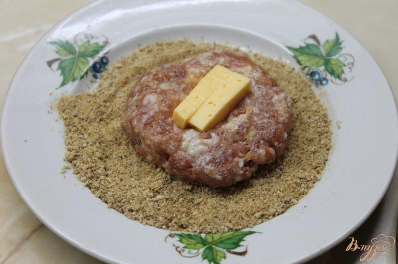 Фото приготовление рецепта: Свиные котлеты с сыром в панировке шаг №4