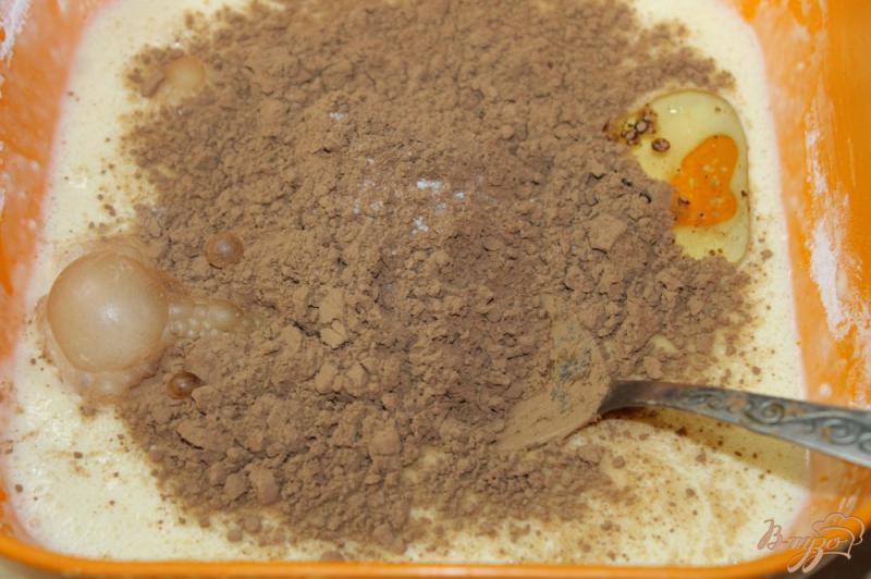 Фото приготовление рецепта: Панкейки шоколадные в шоколадной глазури с орехами шаг №4