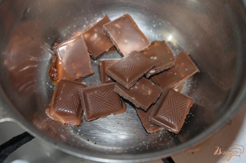Фото приготовление рецепта: Панкейки шоколадные в шоколадной глазури с орехами шаг №6