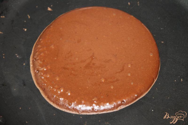 Фото приготовление рецепта: Панкейки шоколадные в шоколадной глазури с орехами шаг №5