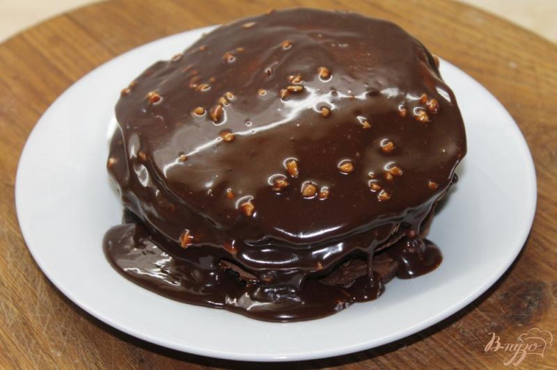 Фото приготовление рецепта: Панкейки шоколадные в шоколадной глазури с орехами шаг №7