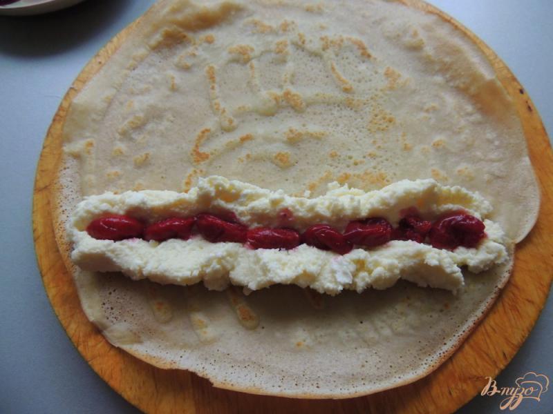 Фото приготовление рецепта: Блинный пирог с творогом и вишней шаг №3