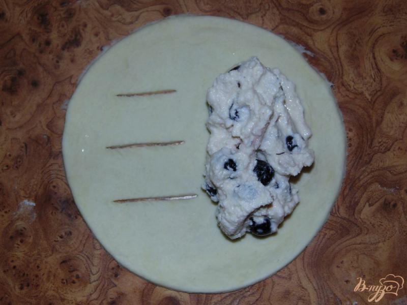 Фото приготовление рецепта: Ванильные слойки с творогом и черной смородиной шаг №4