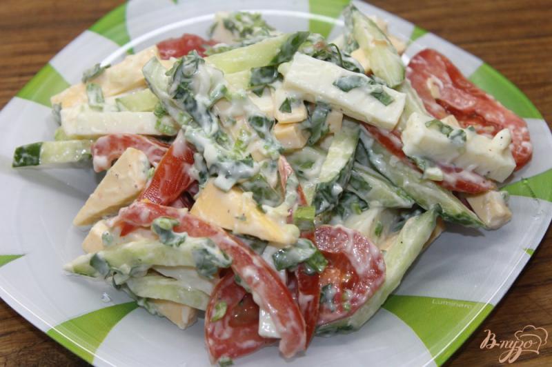 Фото приготовление рецепта: Салат с овощами и сыром с зеленью шаг №7
