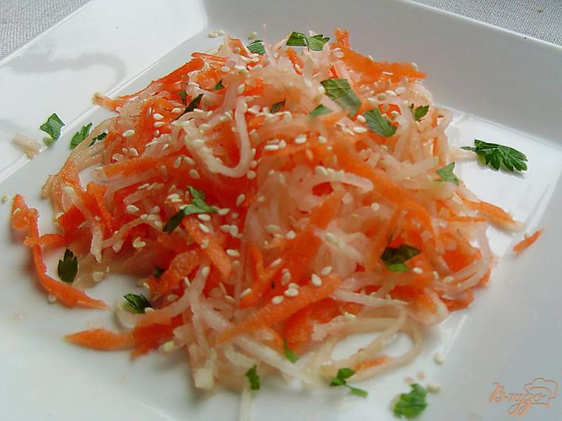 Фото приготовление рецепта: Салат с морковью, дайконом и кунжутом шаг №4