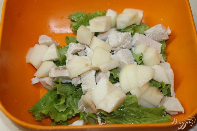Фото приготовление рецепта: Салат с грушей и курицей шаг №4