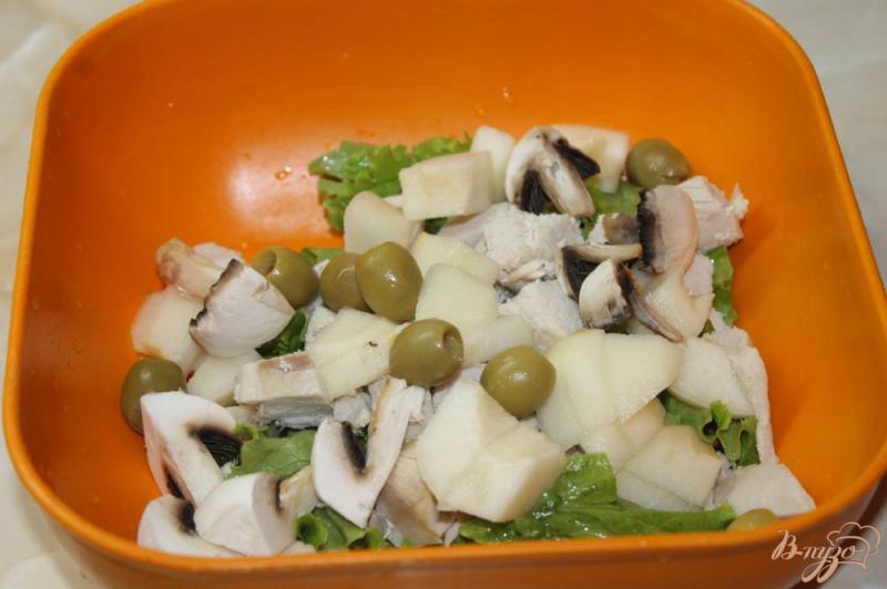 Фото приготовление рецепта: Салат с грушей и курицей шаг №5