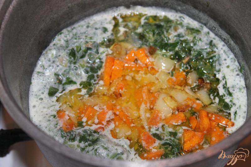 Фото приготовление рецепта: Сливочный суп - пюре со шпината и овощей шаг №6