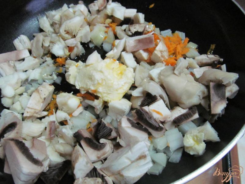 Фото приготовление рецепта: Пшенная каша в горшочке с грибами шаг №2