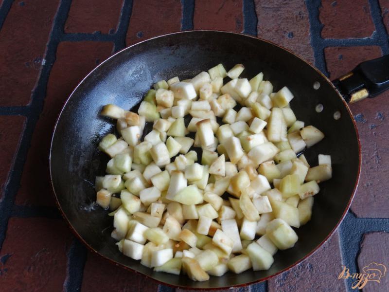 Фото приготовление рецепта: Салат с баклажанами и куриной грудкой шаг №2