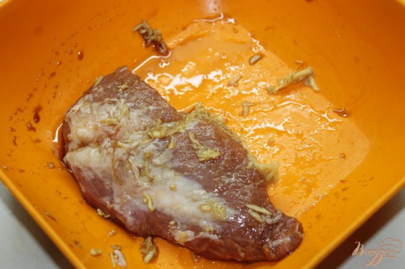 Фото приготовление рецепта: Запеченная свинина с имбирем и соевым соусом шаг №3
