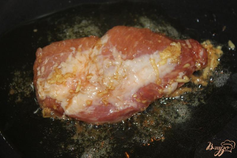 Фото приготовление рецепта: Запеченная свинина с имбирем и соевым соусом шаг №4