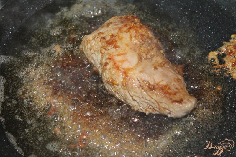 Фото приготовление рецепта: Запеченная свинина с имбирем и соевым соусом шаг №5