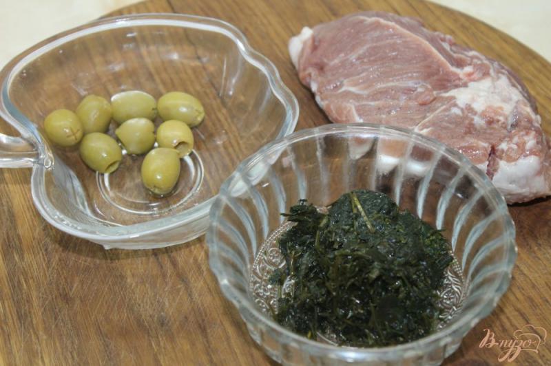 Фото приготовление рецепта: Свиные мини рулеты с оливками и кинзой шаг №1