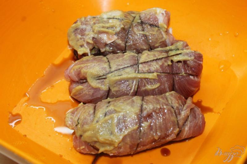 Фото приготовление рецепта: Свиные мини рулеты с оливками и кинзой шаг №5