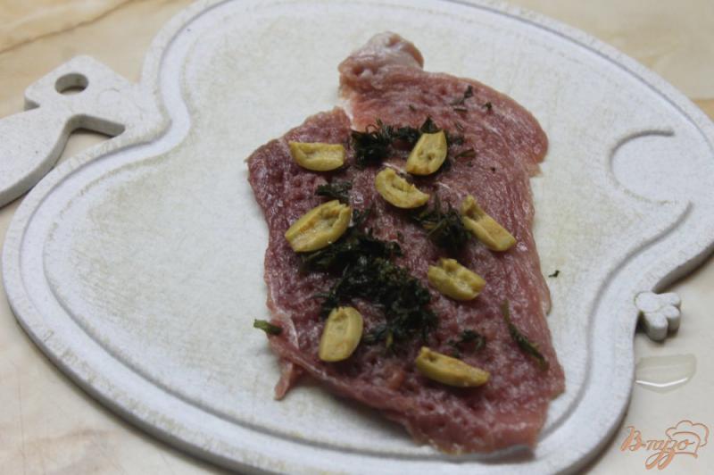 Фото приготовление рецепта: Свиные мини рулеты с оливками и кинзой шаг №3