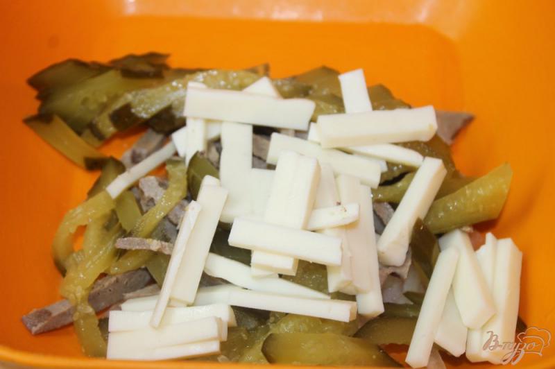 Фото приготовление рецепта: Салат из свиной печени с плавленным сыром и огурцами шаг №3